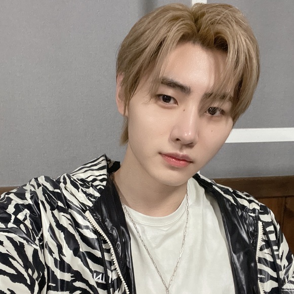 Meet your Posher, Chris - Picture 1 of 1